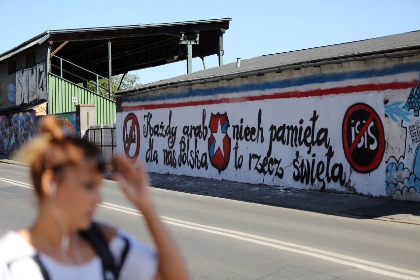 Kraków. Zatrzymani podczas malowania ksenofobicznego graffiti