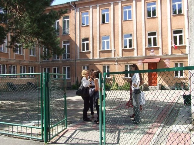 W spornym budynku w Nowej Dębie mieści się gimnazjum prowadzone przez gminę oraz liceum prowadzone przez starostę.