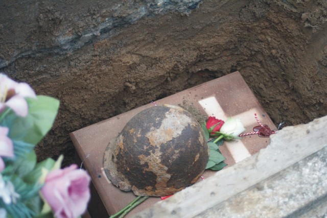 Szczątki ponad stu polskich żołnierzy zostały ekshumowane pod Lwowem. Nz. pogrzeb jednego z nich w Dobrzechowie.