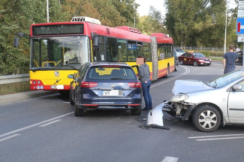 Wypadek na Psim Polu. Czołowe zderzenie autobusu MPK (ZDJĘCIA)