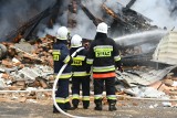 Wybuch i pożar domu w Kostrzynie. Ruszyła pomoc dla pogorzelców. Dwie rodziny straciły dach nad głową
