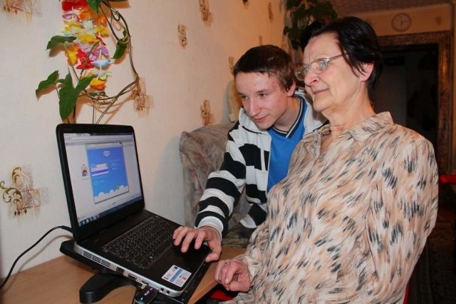 Pani Anna i Natan z Żużeli korzystają już z nowego laptopa. Teraz, w ramach drugiej edycji programu, urząd chce rozdać znacznie więcej takich urządzeń.