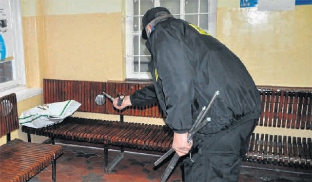 Policjanci szybko zneutralizowali pakunek z ładunkiem wybuchowym. Na szczęście były to tylko ćwiczenia.