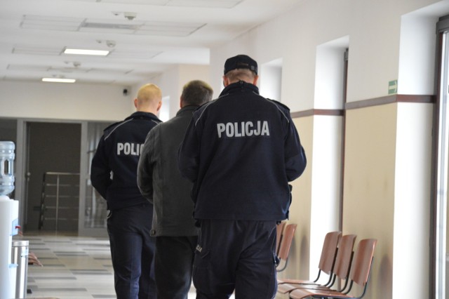 Obywatel Łotwy wyprowadzany przez policję z łowickiego sądu