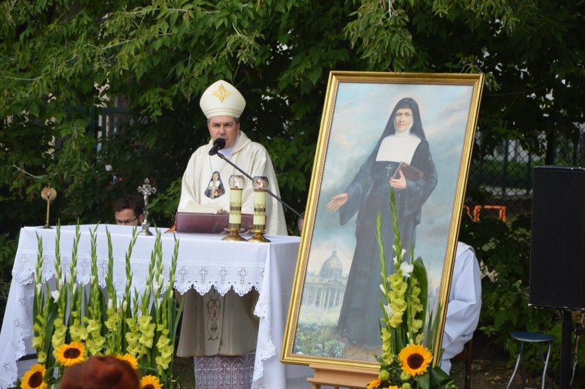 Postaci św. Rocha oraz bł. Lament przybliżył wiernym ksiądz...