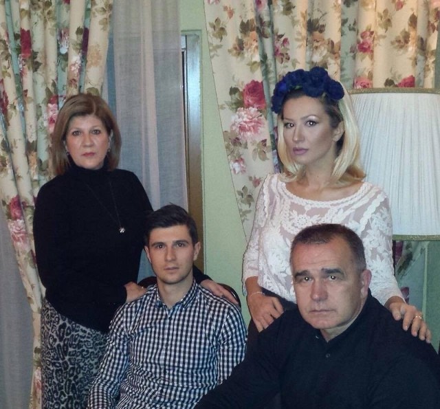 Semir Stilić razem ze swoją rodziną - mamą Sabirą, tatą Ismetem oraz siostrą Azrą