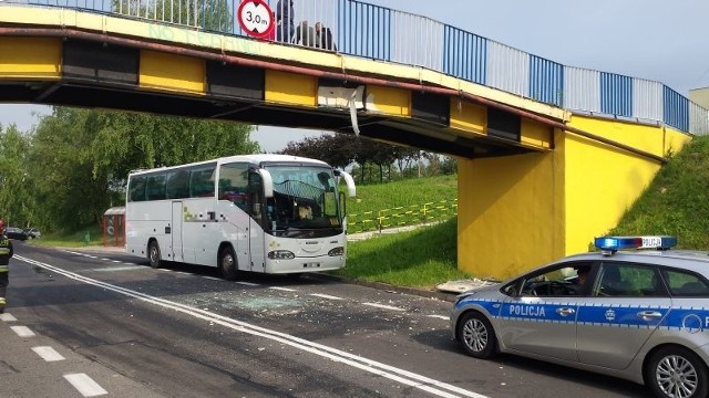 Autobus uderzył w kładkę dla pieszych