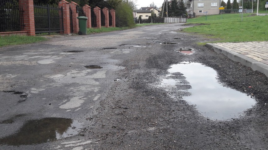 Budują obwodnicę, a przy tym niszczą sąsiadujące z nią drogi