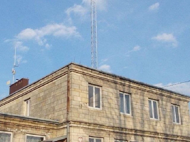 Na dachu szkoły w Marzyszu stanął 12-metrowy maszt. 