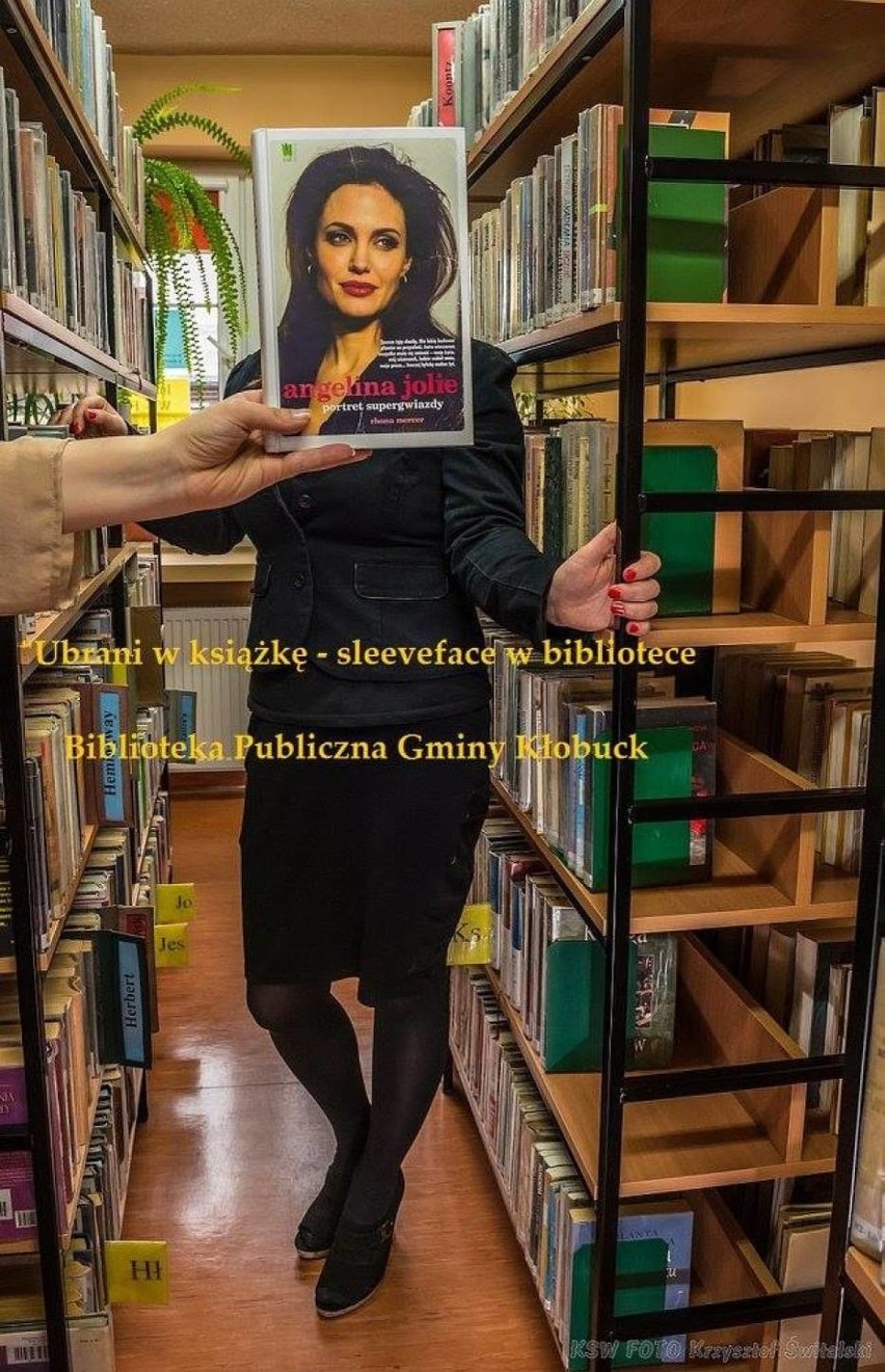 Wernisaż po konkursie "Ubrani w książkę - sleeveface w bibliotece"