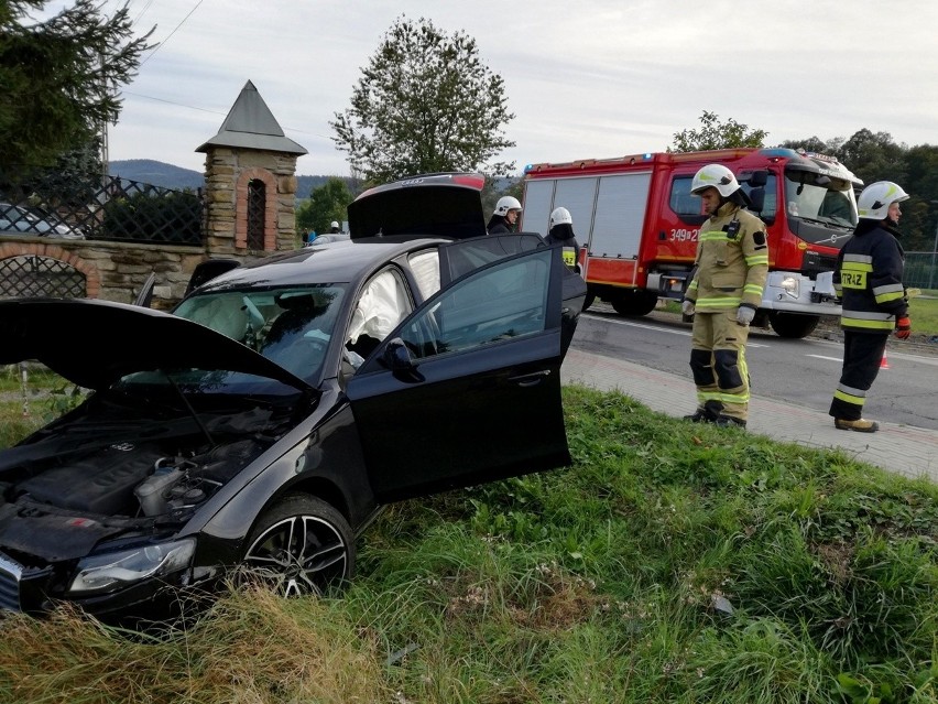 Dwa samochody roztrzaskane obok zamczyska "Stara Baśń". Błyskawiczna akcja strażaków