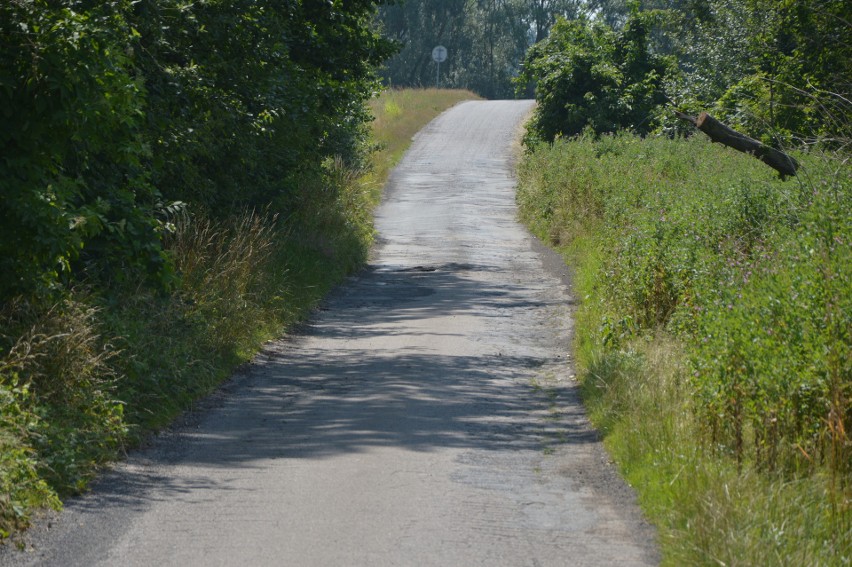 Przebudowa drogi w Bobrownikach w gminie Chociwel. Mieszkańcy wkrótce doczekają się drogi bez dziur [ZDJĘCIA]