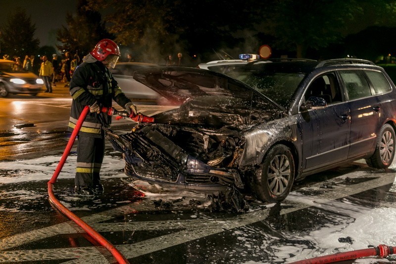 Kraków. Samochód spłonął na skrzyżowaniu [ZDJĘCIA]