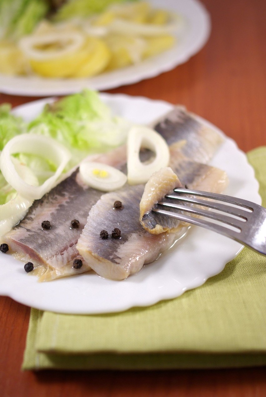 Tradycyjne śledzie w oleju na wigilijny stół.