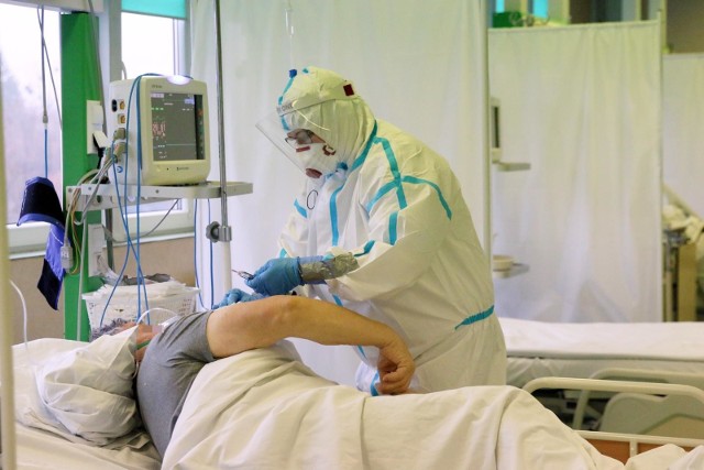 Według raportu ministerstwa zdrowia w ciągu minionej doby w kraju zmarło 307 osób zakażonych koronawirusem, z czego 30 zgonów dotyczy województwa lubelskiego