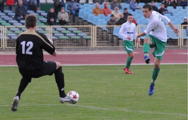 Adrian Jeremicz (zdobywa gola w zwycięskim meczu z Czarnymi Żagań 4:2) był jednym z najbardziej chwalonych zawodników w rundzie jesiennej. Czy zostanie w Lechii?