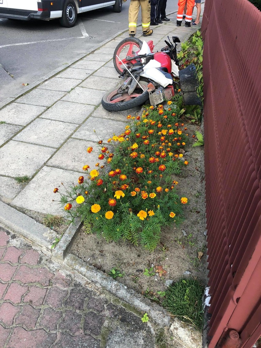 Luszowice. Poważny wypadek motocyklisty. 48-letni kierowca uderzył w ogrodzenie. Na miejscu interweniował śmigłowiec LPR [ZDJĘCIA]