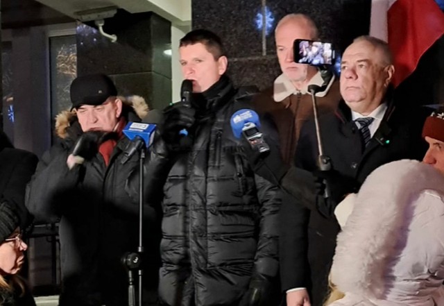 Jacek Sasin, razem z innymi posłami PiS - Dariuszem Piontkowskim i Jarosławem Zielińskim - wziął udział w demonstracji, którą zorganizowano w poniedziałek wieczorem przed Sądem Okręgowym w Białymstoku