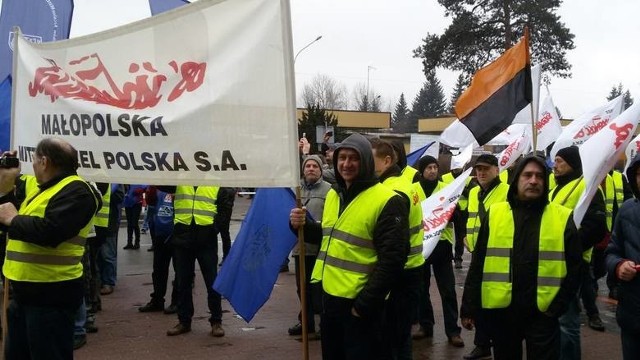 9 marca przed dąbrowską siedzibą ArcelorMittal protestowało dwa tysiące pracowników