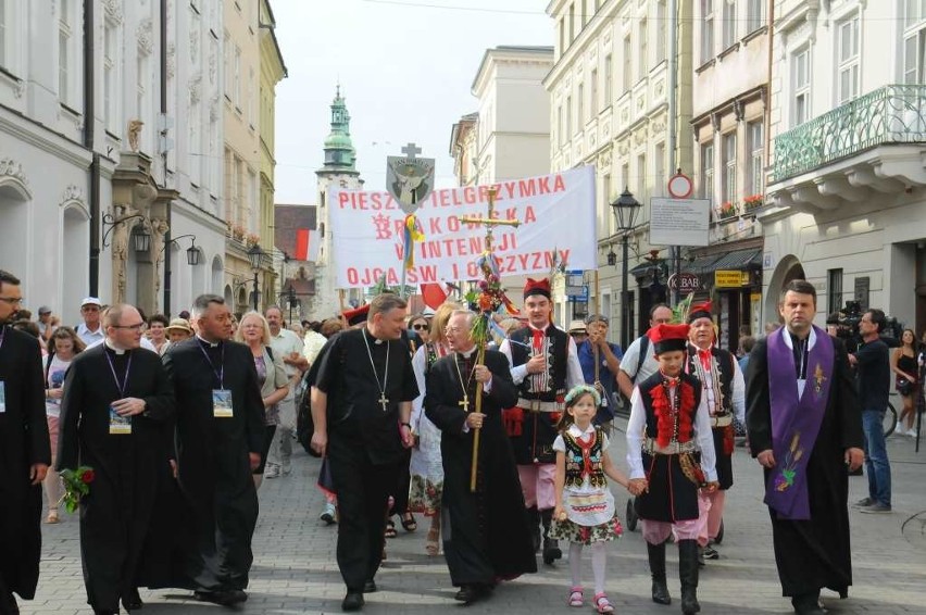 Pielgrzymi wyruszyli w drogę na Jasną Górę [ZDJĘCIA]