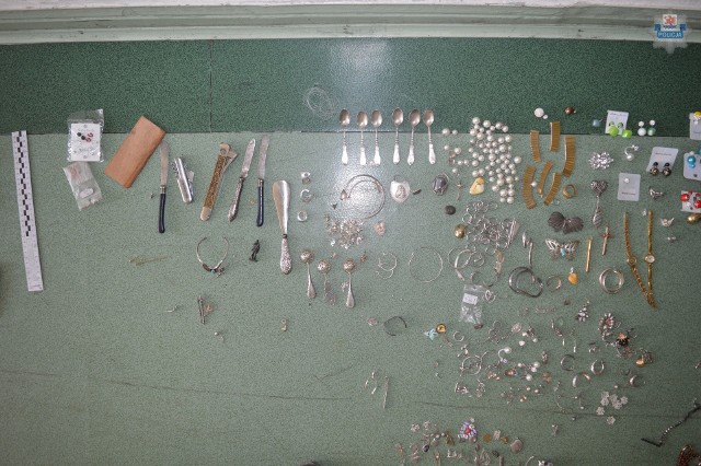 Policjanci w Słupsku odzyskali skradzioną biżuterię wartą 60 tysięcy  złotych | Głos Pomorza