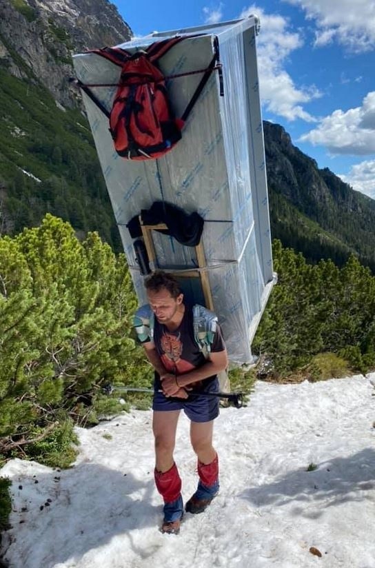 Mężczyzna z lodówką na plecach wędrował w Tatrach! To nie żart! 