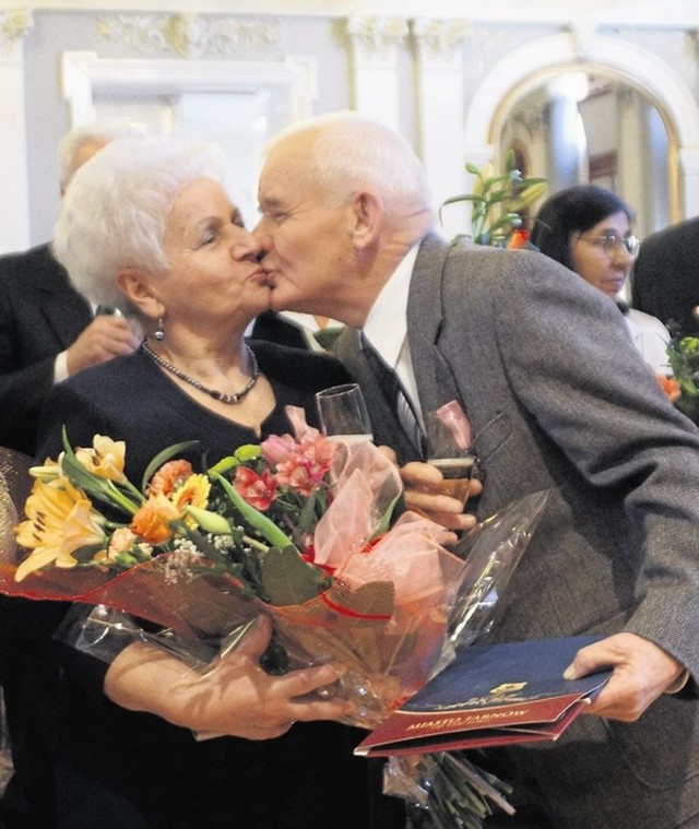 Uroczystość w sali Lustrzanej odbywała się w podniosłej, ale bardzo ciepłej atmosferze. Uczestniczyli w niej nie tylko jubilaci,ale także ich rodziny i bliscy. Na zdjęciu Teresa i Jan Wodowie