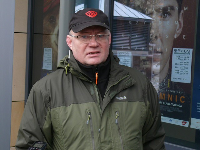 Były prezydent Andrzej Szlęzak na poniedziałkowej konferencji prasowej.