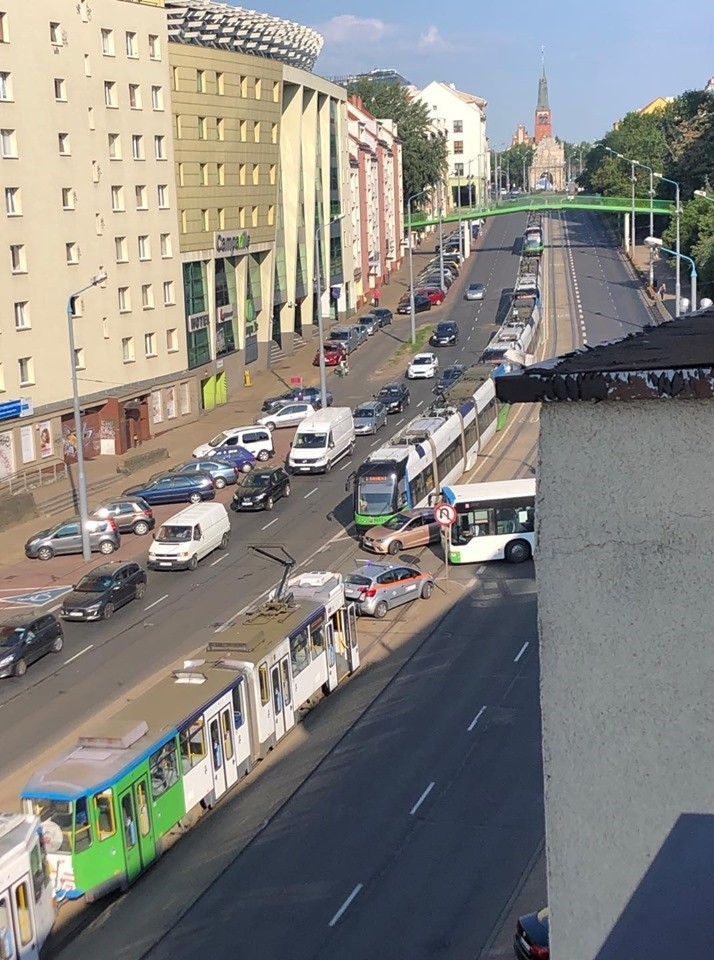 Koliza na ul. Wyszyńskiego w Szczecinie. Zderzenie tramwaju z autem osobowym 