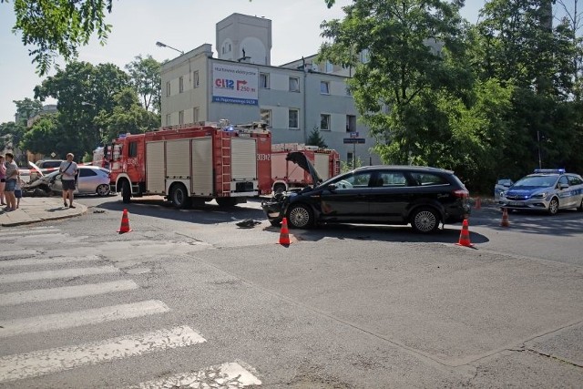 Do groźnego wypadku doszło przed godziną 11 na skrzyżowaniu ulic 6 Sierpnia i Strzelców Kaniowskich. Zderzył się 3 samochody osobowe: honda, ford i seat. Kierowca jednego z pojazdów zasłabł za kierownicą. O sporym szczęściu może mówić kobieta, która z dzieckiem szła w rejonie wypadku. Niewiele brakowało, by uderzone auto wpadając na chodnik potrąciło mamę z dzieckiem. Zobacz zdjęcia na kolejnych slajdach 