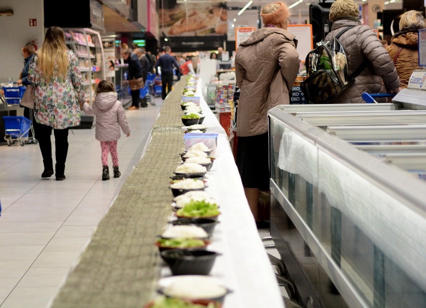 60 metrowa rolka sushi na 4 urodziny Jatojemsushi w E.Leclerc w Radomiu [zdjęcia]