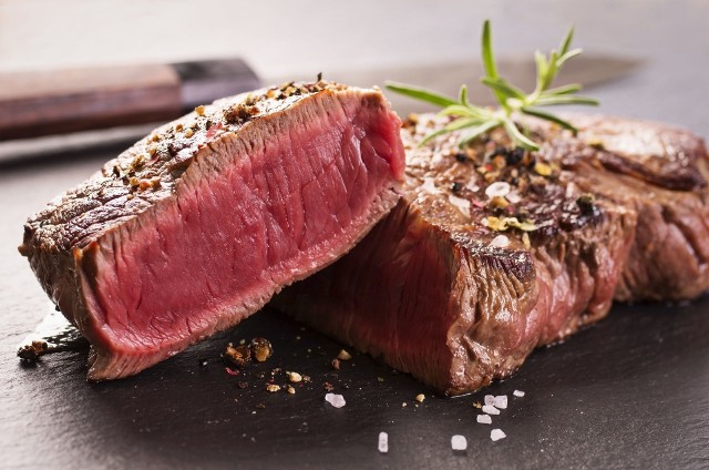 Czerwone mięso jest tak bogate w żelazo, że jego porcje trzeba odpowiednio ograniczyć w celu uniknięcia nadmiaru tego pierwiastka