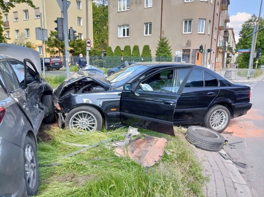 Wypadek w Łodzi. Groźne zderzenie osobówek na skrzyżowaniu ul. Cieszkowskiego i ul. Obywatelskiej ZDJĘCIA