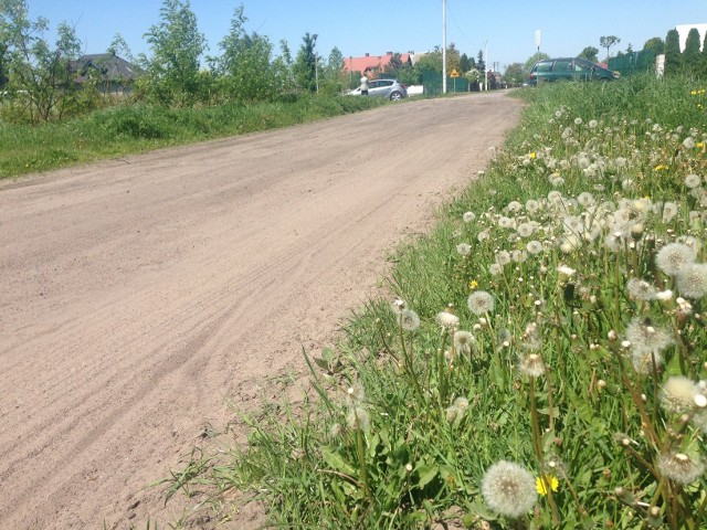 Na odcinku drogi Leopoldów - Szczyty będzie układany asfalt, na prace gmina Białobrzegi pozyskała dotację od samorządu Mazowsza.
