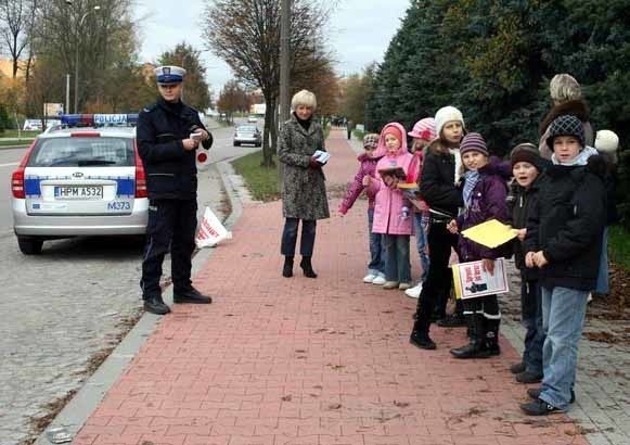 Dzieci zaznaczały na specjalnych drukach ilość samochodów...