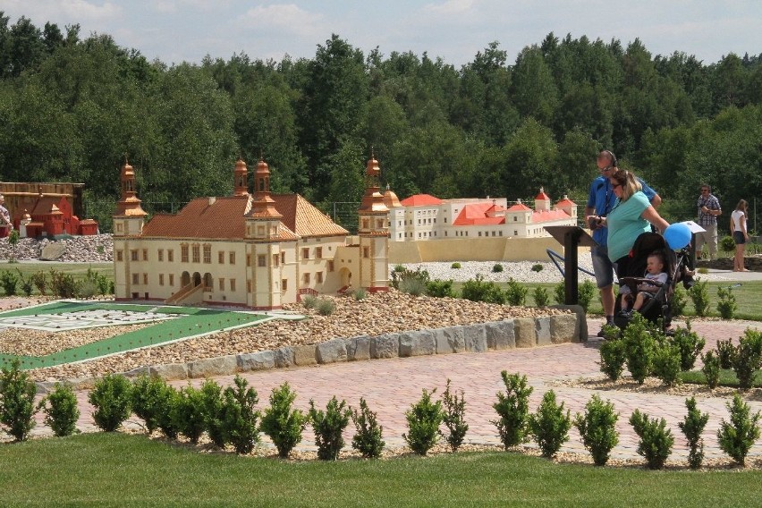 W Chrustach otwarto Park Miniatur najciekawszych świętokrzyskich budowli