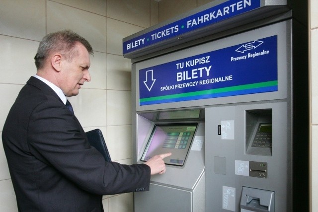 Dyrektor zachodniopomorskiej spółki Przewozy Regionalne pokazuje, jak łatwy jest zakup biletu w automacie.