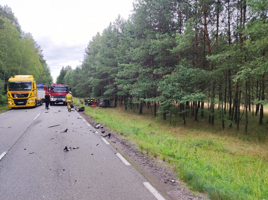 Wypadek w miejscowości Jonki pow. chojnicki 28.07.2022. Zderzenie czołowe dwóch samochodów osobowych. Trzy osoby poszkodowane 