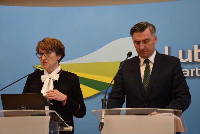 Zielona Góra, konferencja w urzędzie marszałkowskim. Od lewej: marszałek Elżbieta Anna Polak i poseł Waldemar Sługocki.