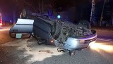 Groźna kolizja w Rybniku: Osobowe auto wjechało w latarnię, drzewo i dachowało. Kierowca prawdopodobnie zasnął za kółkiem 