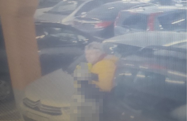 Sprawca kolizji na parkingu auchan w Bydgoszczy ma ok. 58-70 lat, poruszał się renaultem i miał ubraną żółtą, zimową kurtkę. Sprawę prowadzą policjanci z komisariatu Bydgoszcz - Błonie