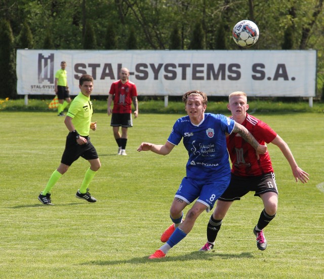 Wólczanka (czerwone koszulki) zremisowała z Lechią Sędziszów Młp. 1:1.