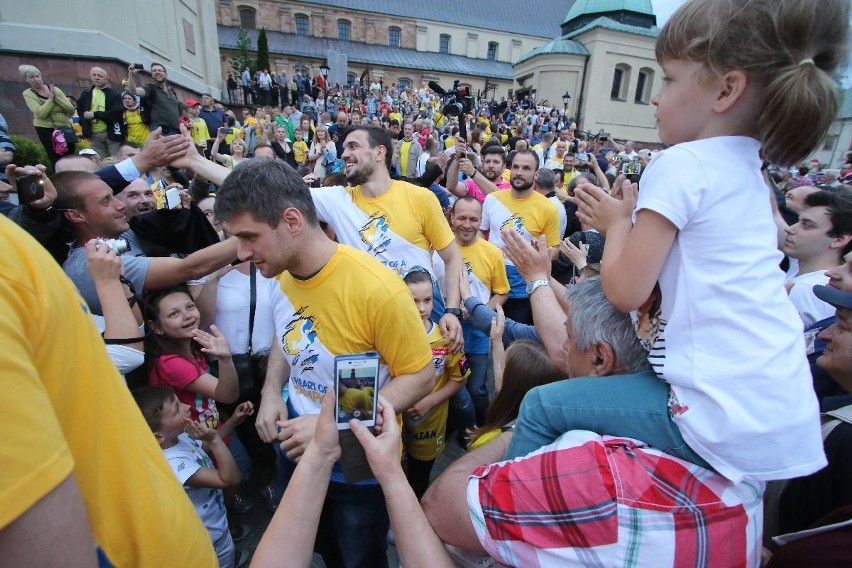 Wielka feta Vive Tauronu w Kielcach na Rynku. Tysiące kibiców dziękowały naszym potrójnym mistrzom