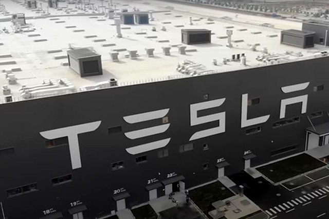 Tesla musiała wstrzymać produkcję. W fabryce nie ma prądu. Niemieccy śledczy biorą pod uwagę, że ktoś celowo sparaliżował giganta motoryzacji.