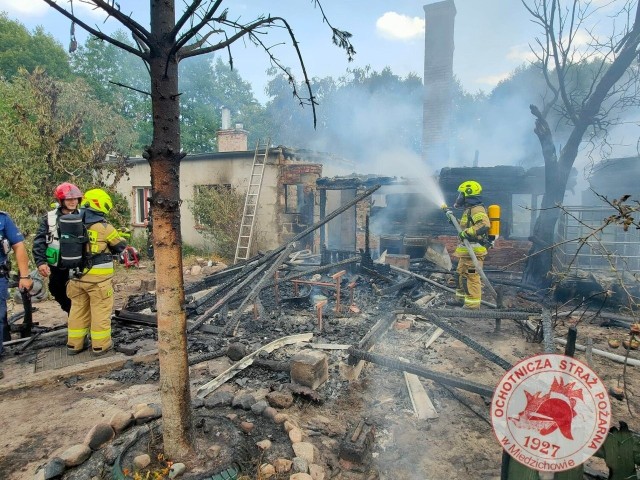 Na początku sierpnia informowaliśmy o pożarze zabudowań, w tym budynku mieszkalnego w miejscowości Silna Nowa w gminie Miedzichowo. W środę 17 sierpnia płomienie strawiły kolejny budynek, w którym znajdowały się mieszkania. Bez dachu nad głową zostało dwóch mężczyzn. Przejdź dalej -->