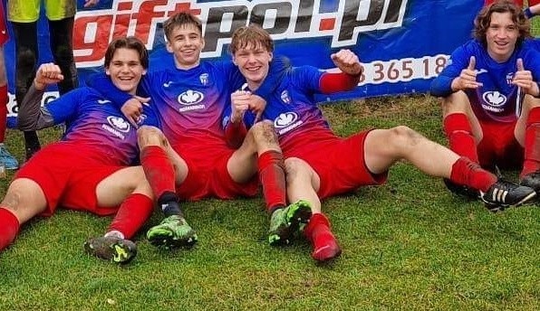 Młodzi piłkarze Broni po szalonym meczu pokonali Drukarza i utrzymali się w Ekstralidze.