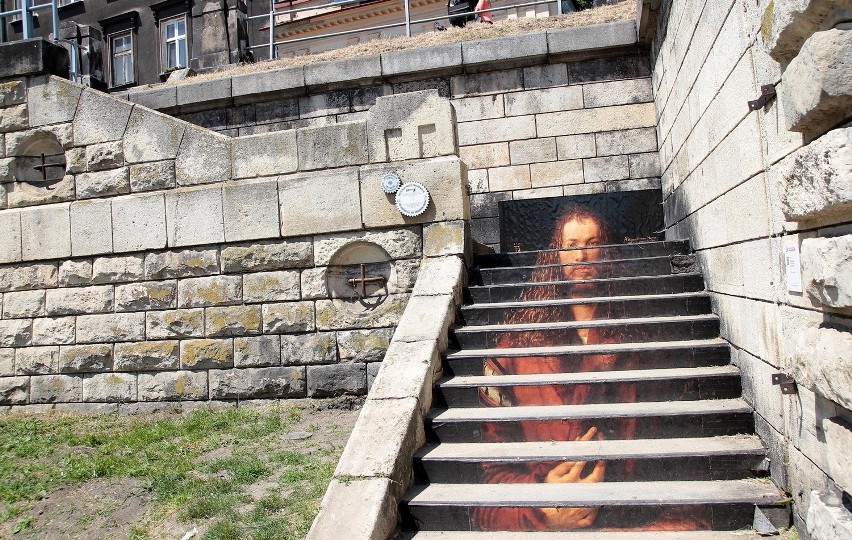 Kraków. Autroportret Dürera na schodach przy kładce Bernatka [ZDJĘCIA]
