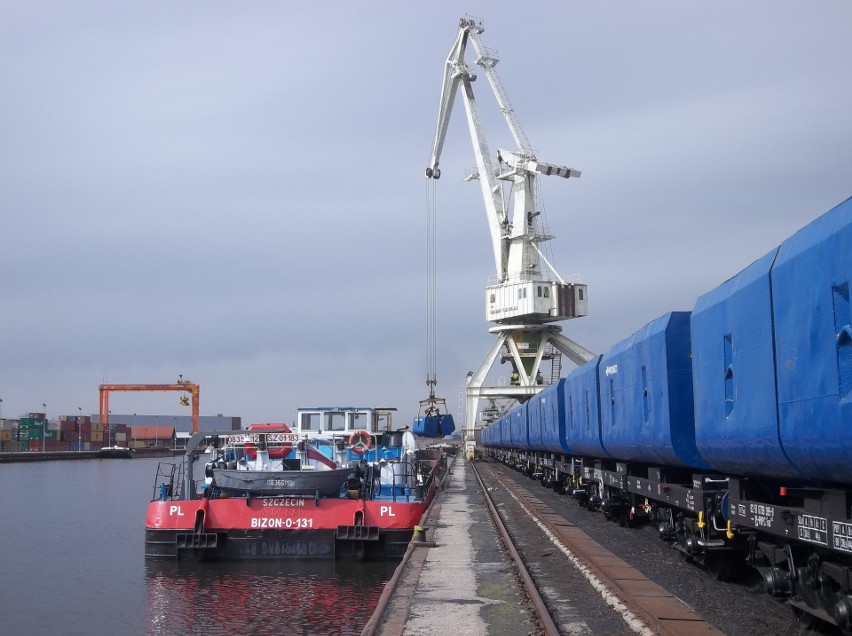 Barki z węglem znów wypływają z portu w Gliwicach ZDJĘCIA Pierwszy w tym roku transport węgla do Wrocławia wyruszył już dziś