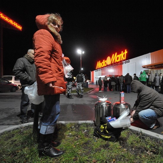 Niektórzy czekali już od 23.00, aby móc jako pierwsi dostać się do środka.