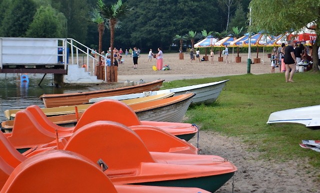 Na plaży Delfin nad Jeziorem Rudnickim w Grudziądzu są warunki do odpowiedniego wypoczynku i organizowania tu imprez.
